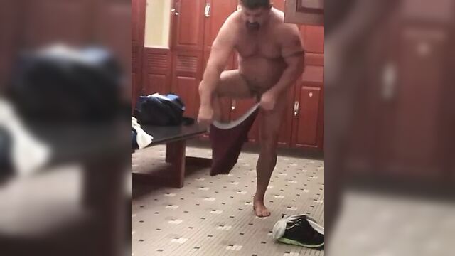 Мясистый голый мужик