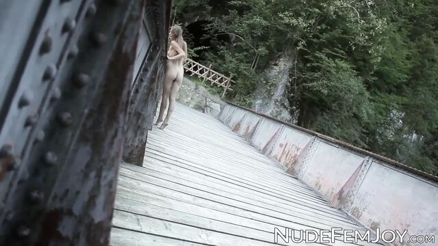 Высокая обнаженная девушка на улице соблазняет тебя своими бедрами