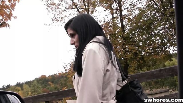 Брюнетку-проститутку застукали перед камерой