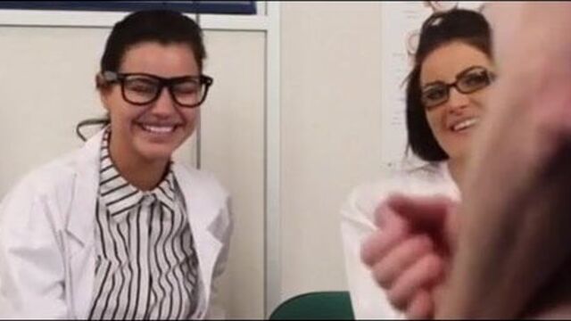 Две симпатичные девушки смотрят на хуй