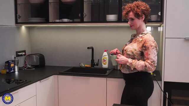 Грудастая зрелая мачеха делает плохой кофе, но хороший секс