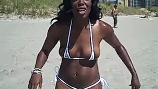 Бикини Lezli такое маленькое, что ничего не покрывается!