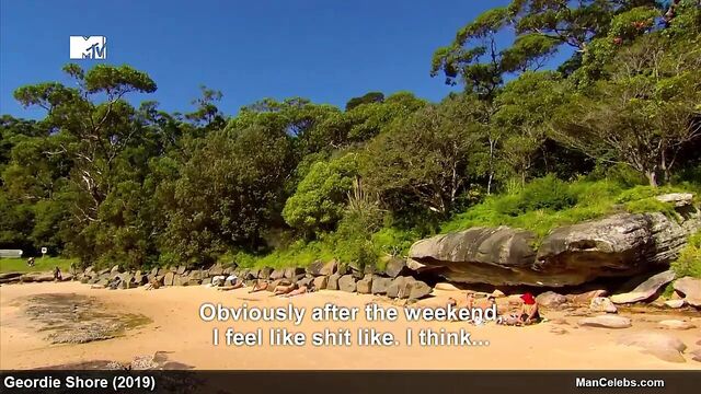 Joel Corry и Scotty T загорают обнаженными на пляже