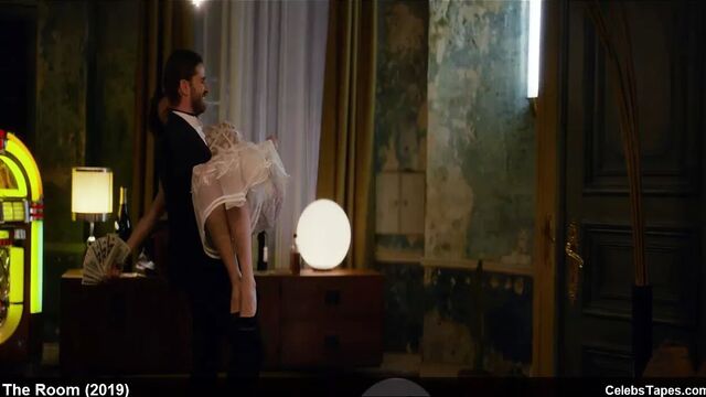 Ольга Куриленко, видео с обнаженной до пояса топлес и нижнее белье