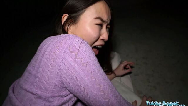 Публичный агент - развязная азиатка хочет заплатить, чтобы трахнуть его хуй