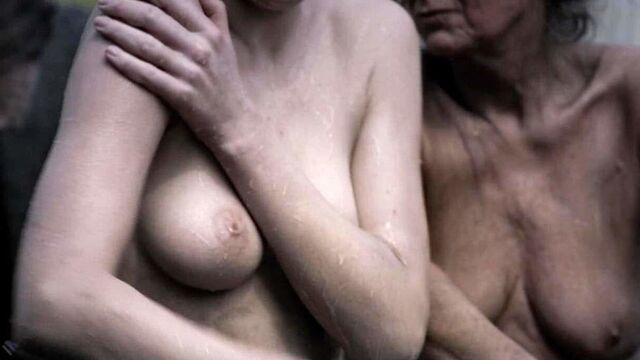 Обнаженная Bel Powley в 'Прахе на снегу' на scandalplanet.com