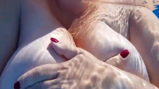 Большие сиськи под водой 4