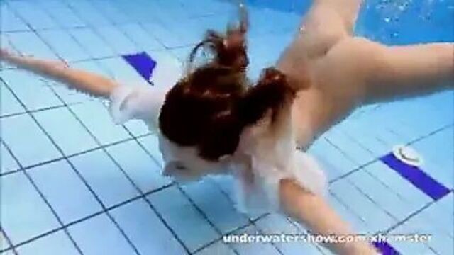 Симпатичная Zuzanna обнаженная плавает в бассейне