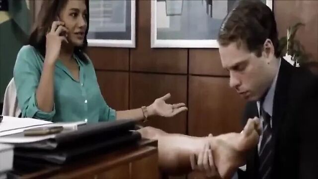 Dira Paes, сцена поклонения ступням