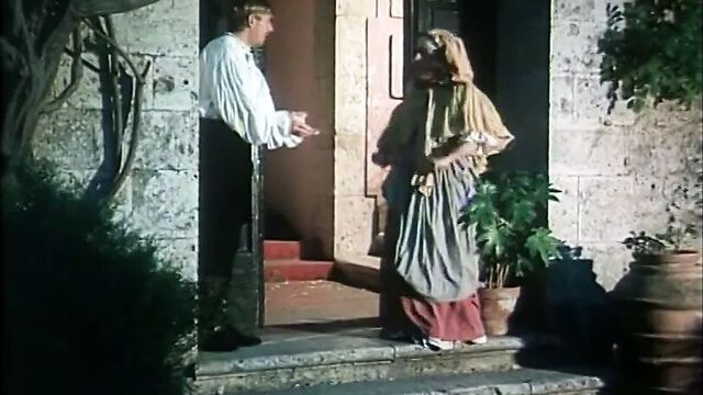 Пара хорошеньких девушек просит их арендодателя трахнуть их голодные пезды