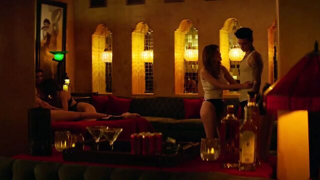 Bella Thorne показывает некоторые из ее сисек