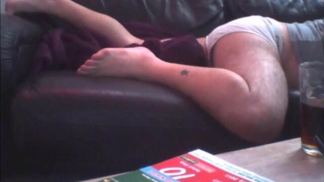 Парень наблюдает, как дрочит парень