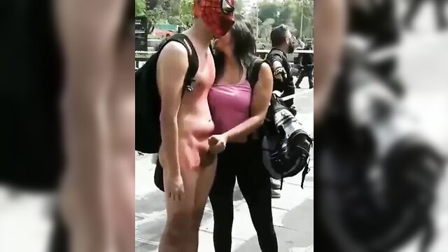 Одетые женщины, раздетый мужчина и женщина