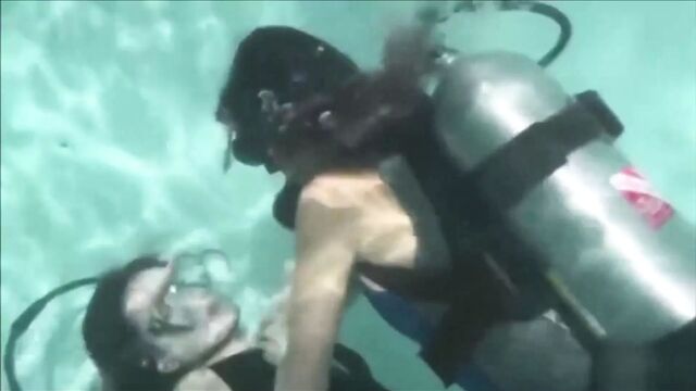 Женский бой с аквалангом