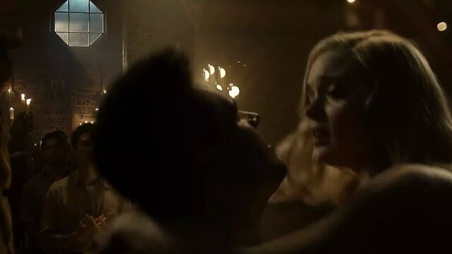 Bella HeathCote скачет на члене, пока люди смотрят