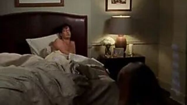 Kristin Davis раздевается