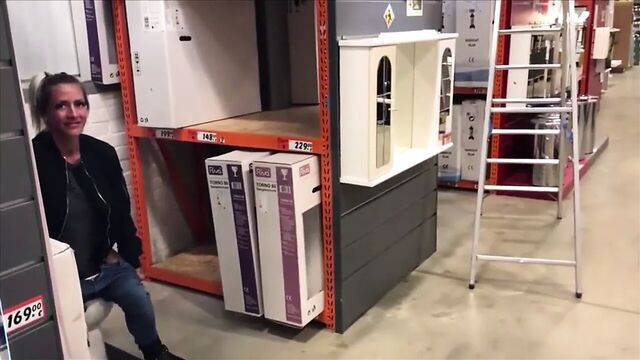 Писсинг в магазине