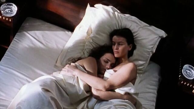 Claire Keim и Agathe De La Boulaye в лесбийских любовных сценах