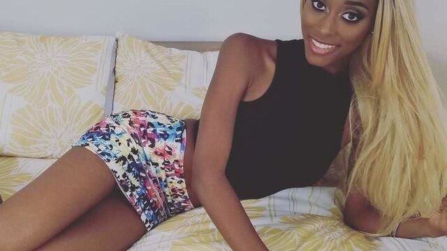 Чернокожая тинка трахается в анал в самый первый раз в любительском видео