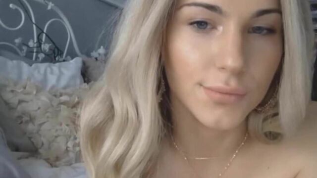 Dezmin Schubel показывает член перед камерой