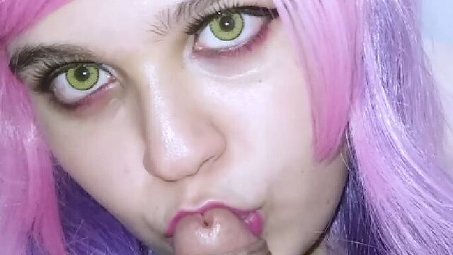 Она такая возбужденная. E-Girl хочет горячую сперму в ее рот