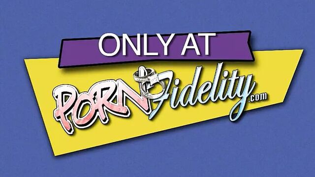 Две крошки с двумя огромными сиськами жестко трахают и кончают в твои сиськи