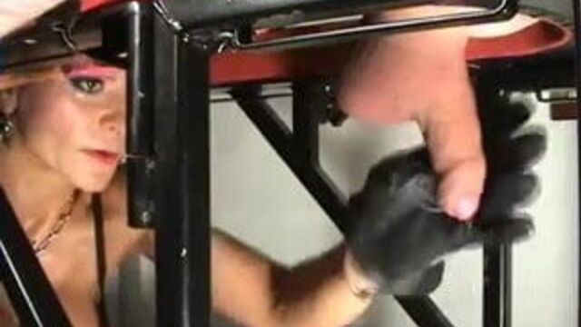 Брутальное доение члена - она ​​действительно использует его член