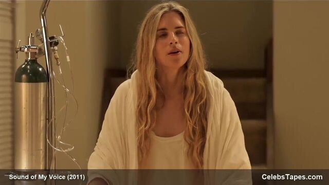 Brit Marling показывает задницу