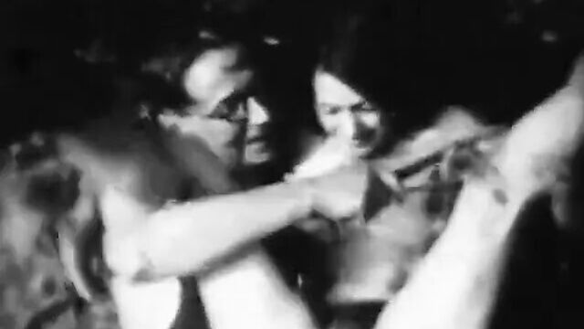 Волосатую киску отшлепали на пляже перед другими (винтаж)