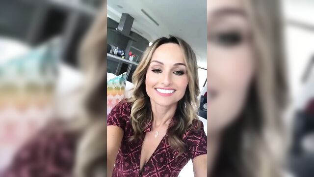 Giada De Laurentiis кливет в видео клипе 02