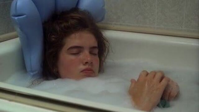 Молодая Heather Langenkamp принимает ванну