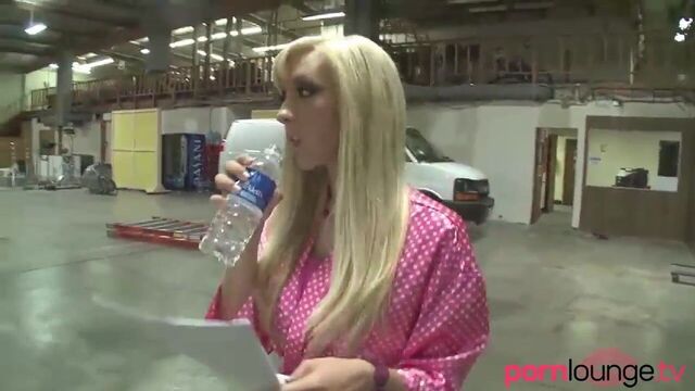 Порно-блондинку с большими силиконовыми сиськами отдолбили