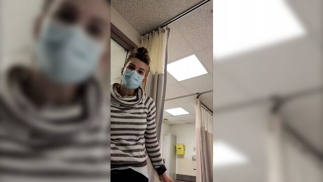 Горячая медсестра прикоснулась к члену после засвета