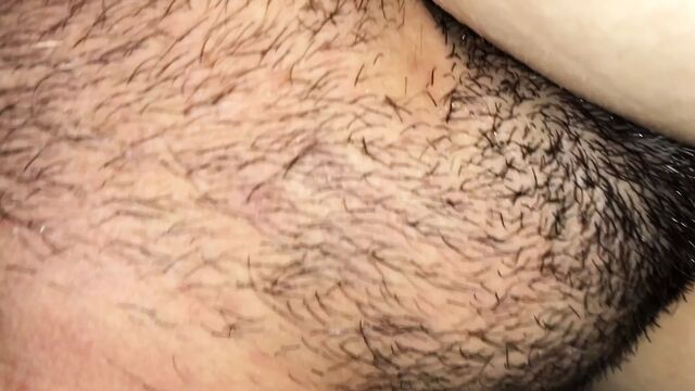 Поедание дырки в заднице, она обожает, что я вылизываю в ее волосатый анус