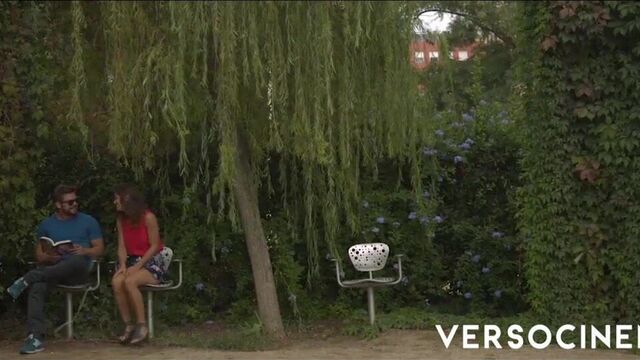 Кинотеатр Verso среди кустов