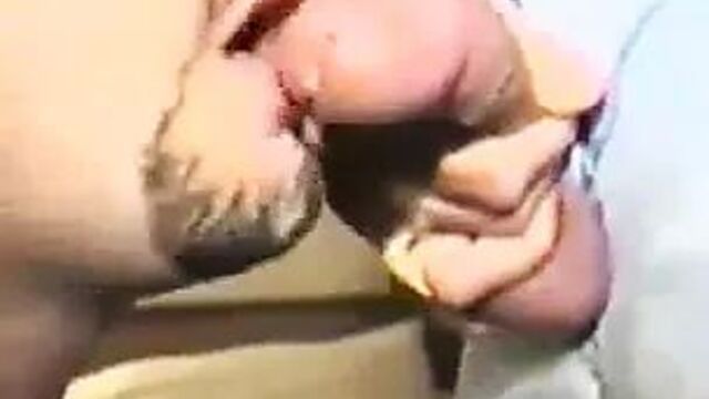 Крупным планом, когда я кончаю в рот мужику