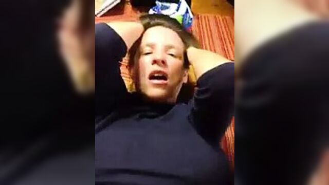 Сексуальная мамочка позволяет мне трахаться с ней грубо