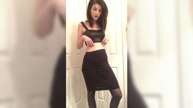 Смачивание черной юбки и колготок