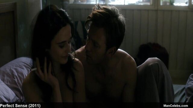 Ewan Mcgregor показывает свою великолепную задницу и член