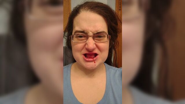 Связываю стебель вишни без зубов