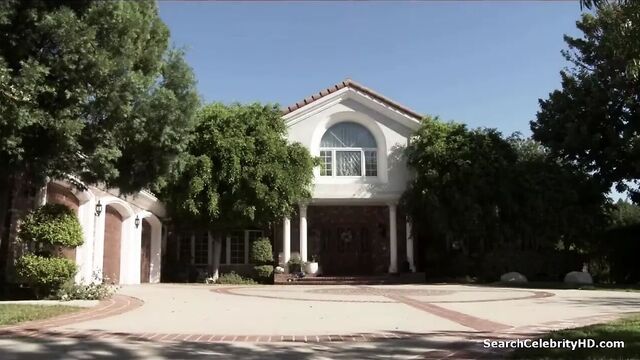 Sarah Hunter и Cassandra Cruz - супергерои в бикини