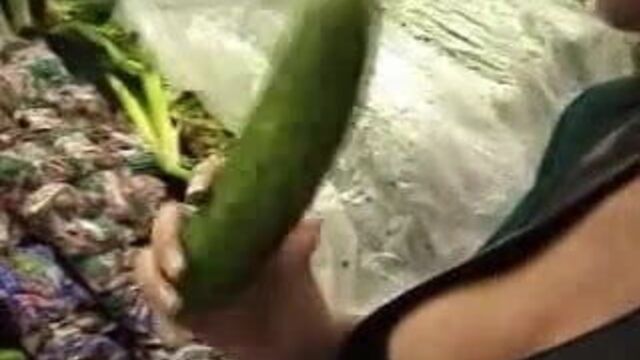 Покупаю огурцы с Sarah