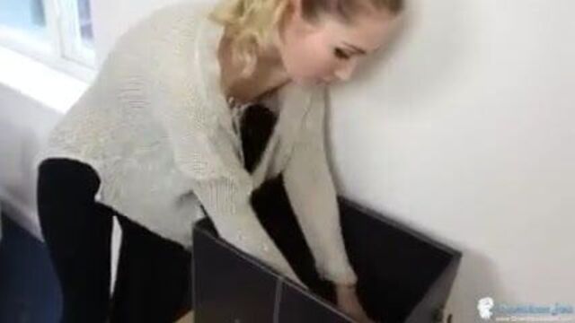 Наклоняясь над сиськами