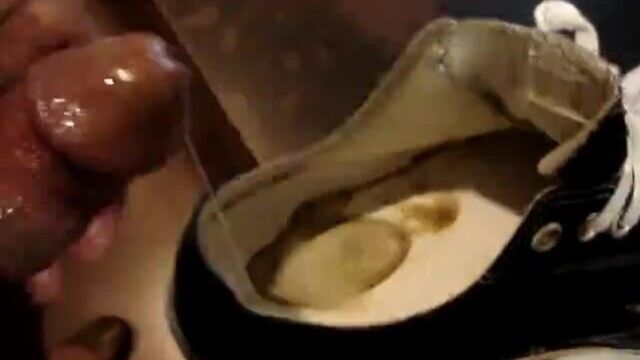 Converse в кроссовках, двойная сперма в грязных стельках обуви