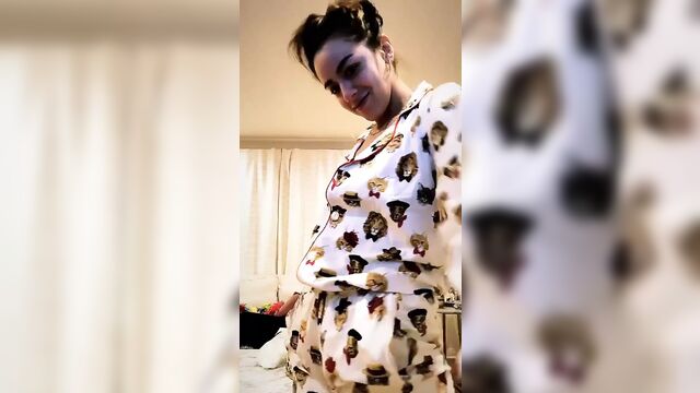 Chloe Bennet выскользнула из соска в пижаме