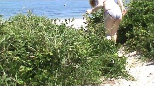 Обнаженный пляжный домик