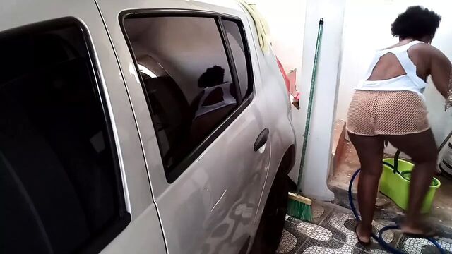 Жена моет мокрую в рубашке