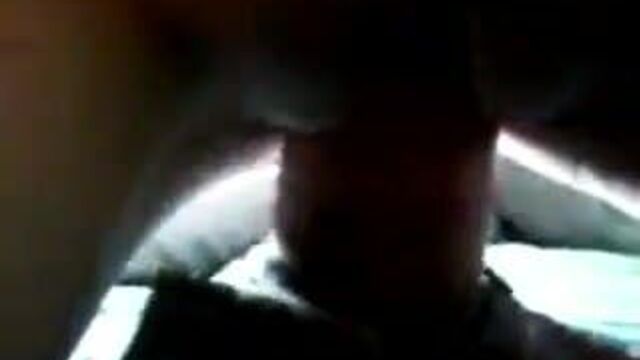 Симпатичная рыжая сосет и трахается с маленьким чулком