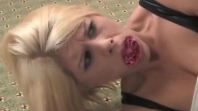 Carissa и ее красный кляп