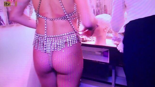 Amanda Holden показывает свою задницу